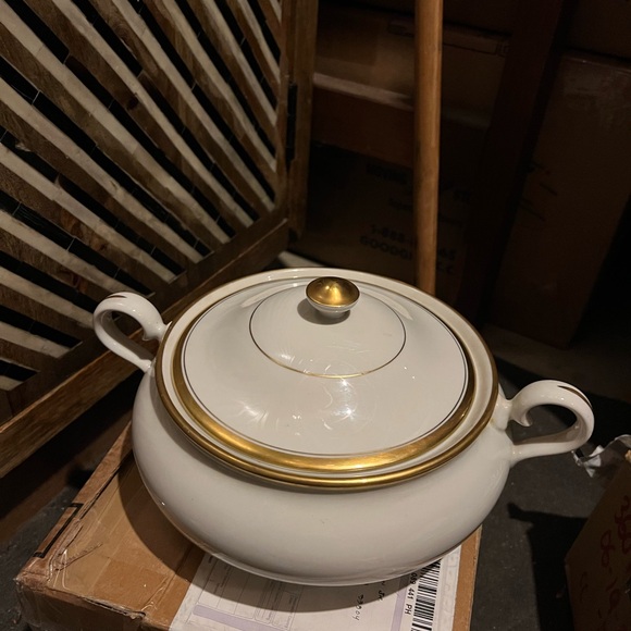 Vintage 22k yellow gold trim and cream large bowl with lid 6.2”high;7.4”diameter - Picture 11 of 12